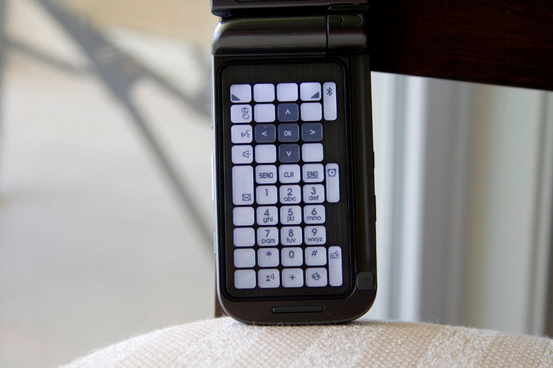 Illustration for article titled Samsung Alias 2 E-Ink Flip Phone Review